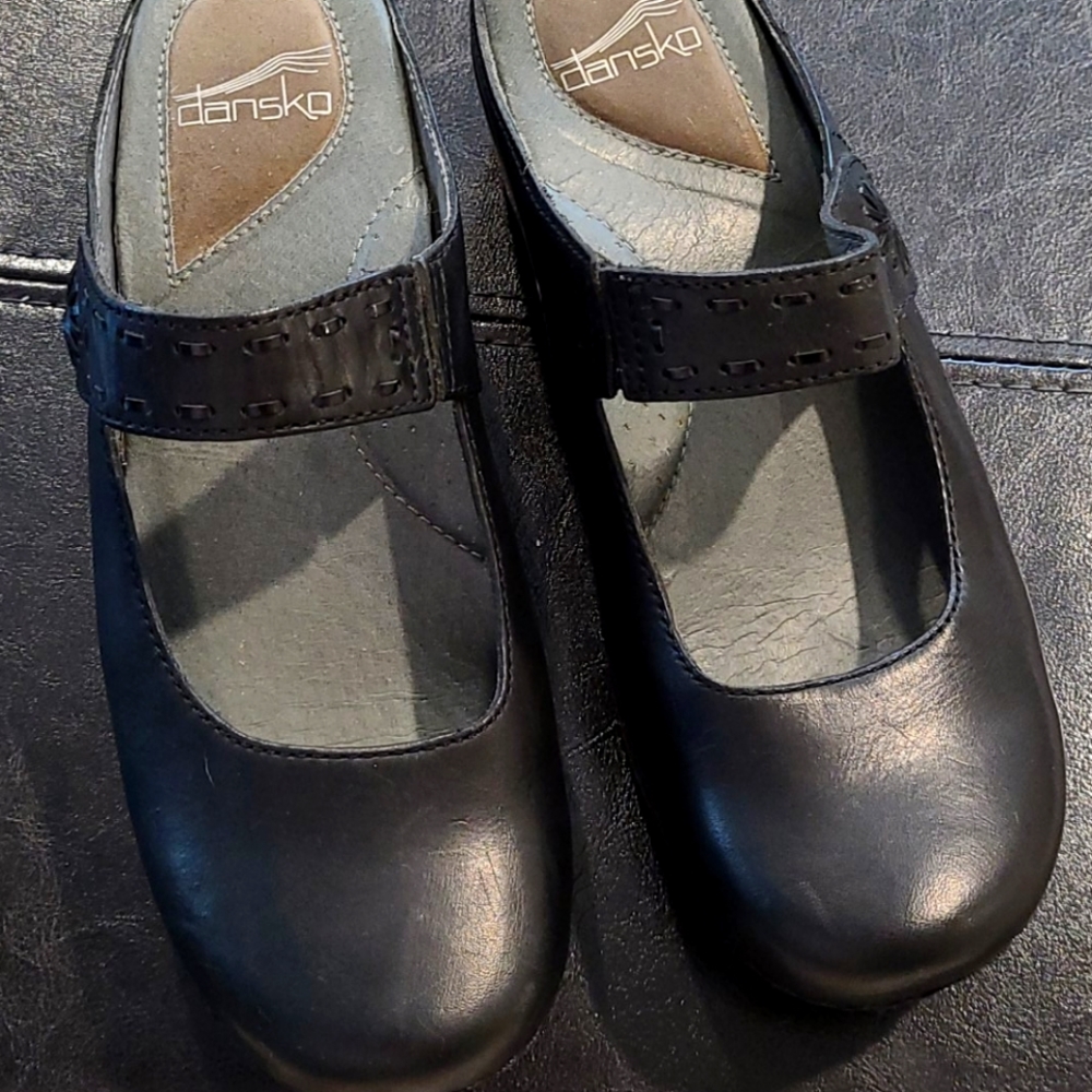 Dansko clogs black like new